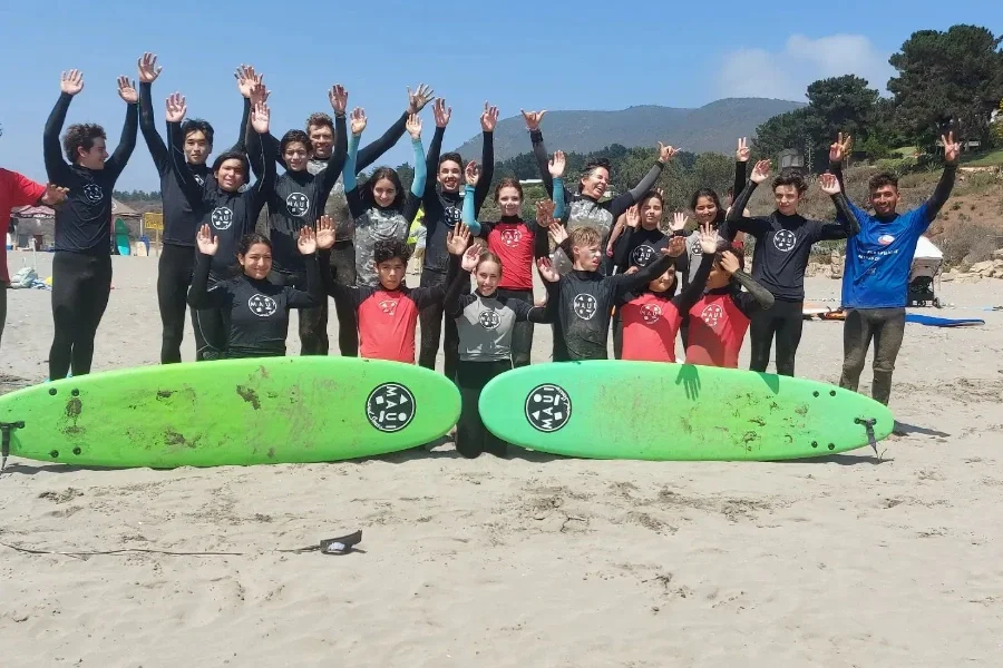 Alumnos de la Escuela de Surf Salinas de Pullally en la playa